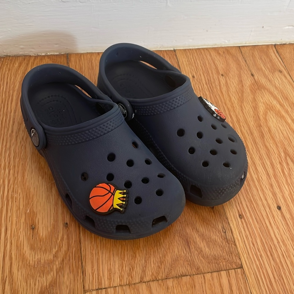 CROCS CLOGS WITH BASKETBALL CHARM